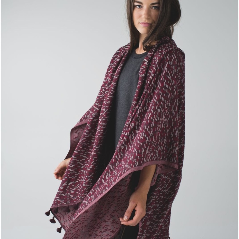 Lululemon Sun To Moon Scarf Angel Wing / Cranberry / Bordeaux Drama